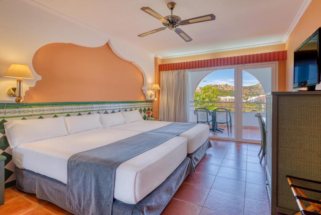 Habitación triple Vista Mar 2 camas del hotel Playacálida