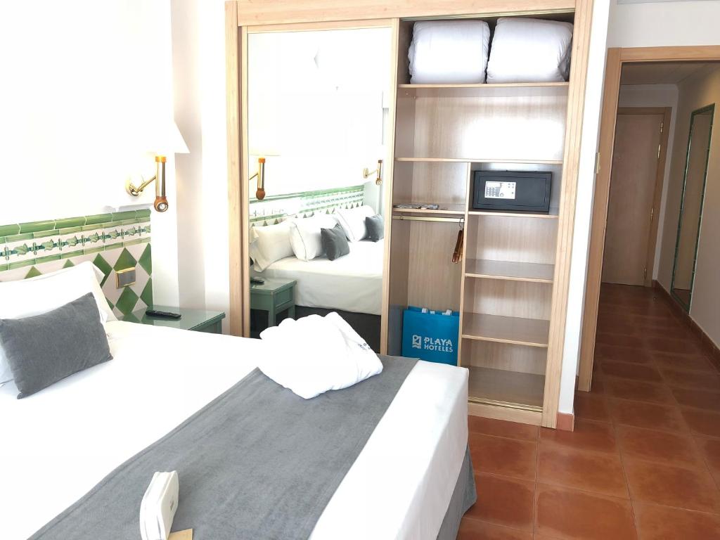 Habitación triple Vista Mar 2 camas del hotel Playacálida. Foto 2