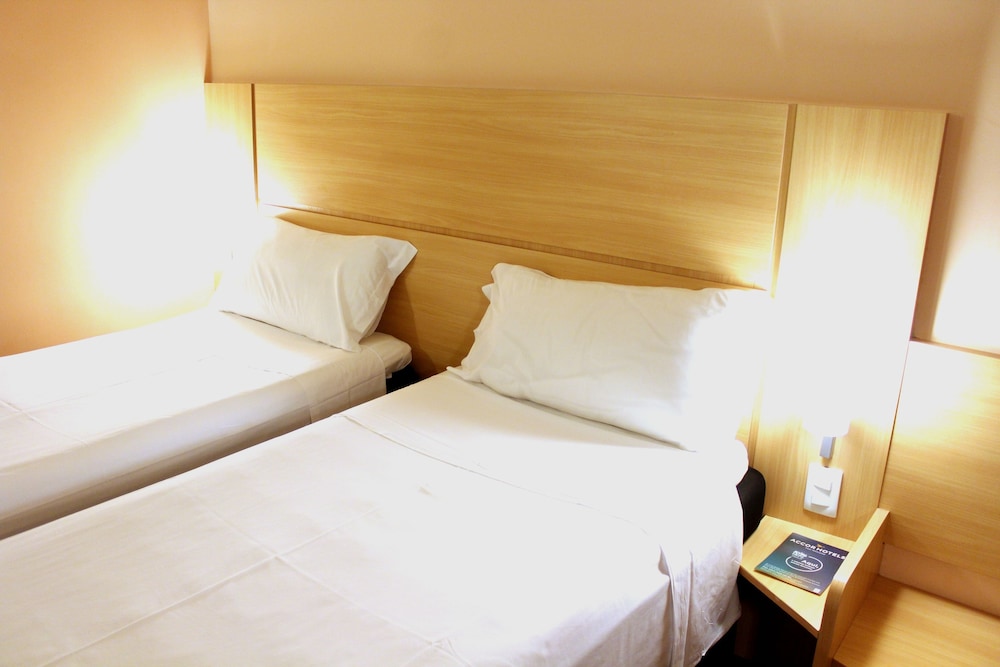 Habitación Standard con 1 cama doble y 1 sofá cama adicional para niños de hasta 12 años del hotel Ibis Salvador Rio Vermelho. Foto 1
