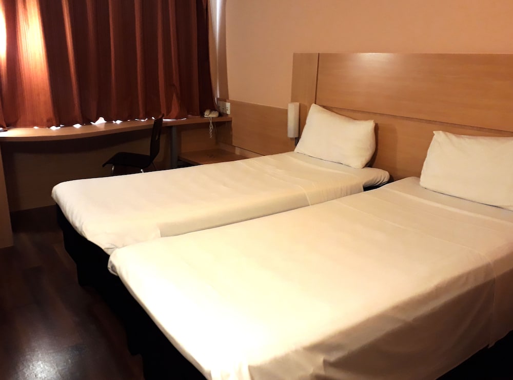 Habitación Standard con 1 cama doble y 1 sofá cama adicional para niños de hasta 12 años del hotel Ibis Salvador Rio Vermelho. Foto 2
