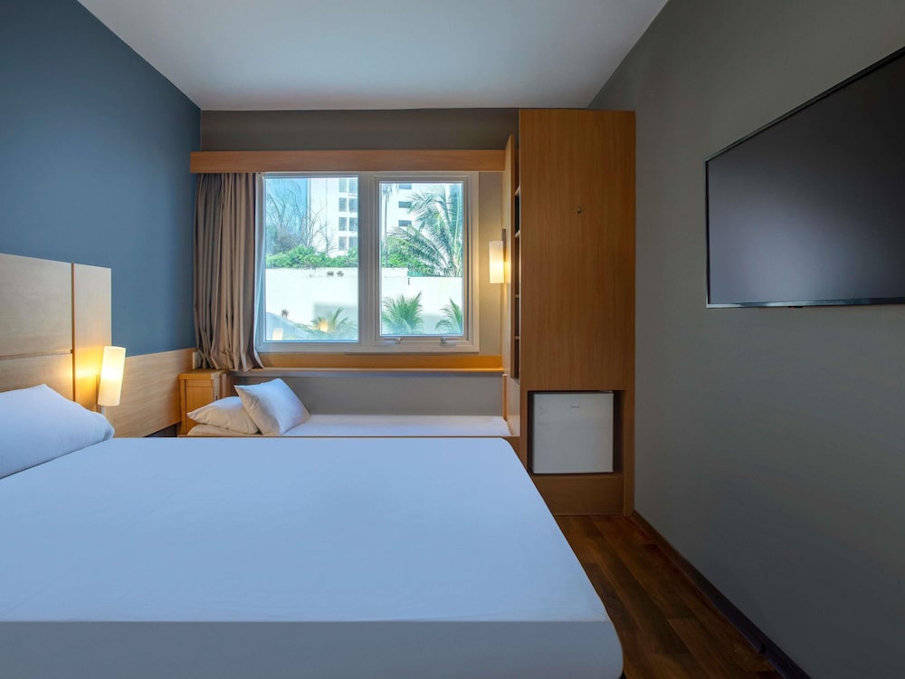 Habitación Standard con 1 cama doble y 1 sofá cama adicional para niños de hasta 12 años del hotel Ibis Salvador Rio Vermelho. Foto 4