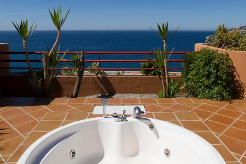 Suite con vistas al mar del hotel Ibersol Almuñecar Beach & Spa. Foto 3