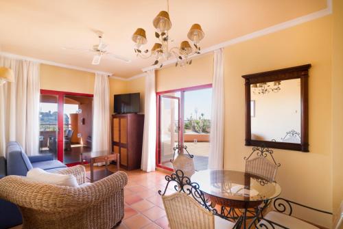 Suite con vistas al mar del hotel Ibersol Almuñecar Beach & Spa. Foto 13