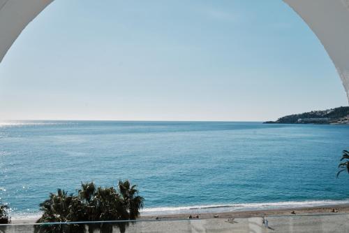 Sala panorámica con vistas al mar y bañera de hidromasaje en la terraza del hotel Helios Costa Tropical