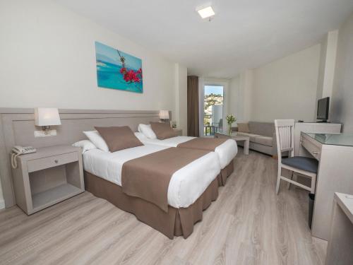 Habitación Doble Estándar con vistas laterales al mar - 2 camas del hotel Helios Costa Tropical. Foto 4