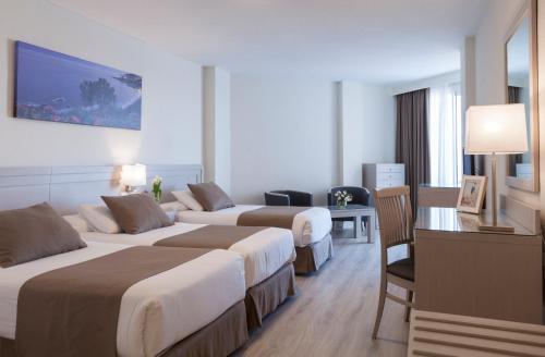 Habitación Triple del hotel Helios Costa Tropical