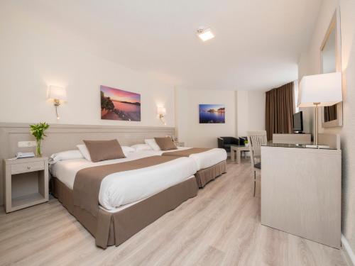 Habitación Triple del hotel Helios Costa Tropical. Foto 1