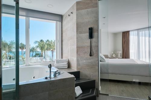 Suite Junior con bañera de hidromasaje del hotel Helios Costa Tropical. Foto 4