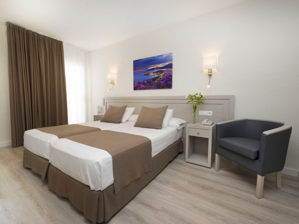 Habitación doble del hotel Helios Costa Tropical. Foto 1