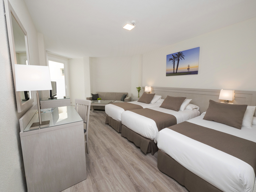 Habitación triple Vista Parcial Mar del hotel Helios Costa Tropical