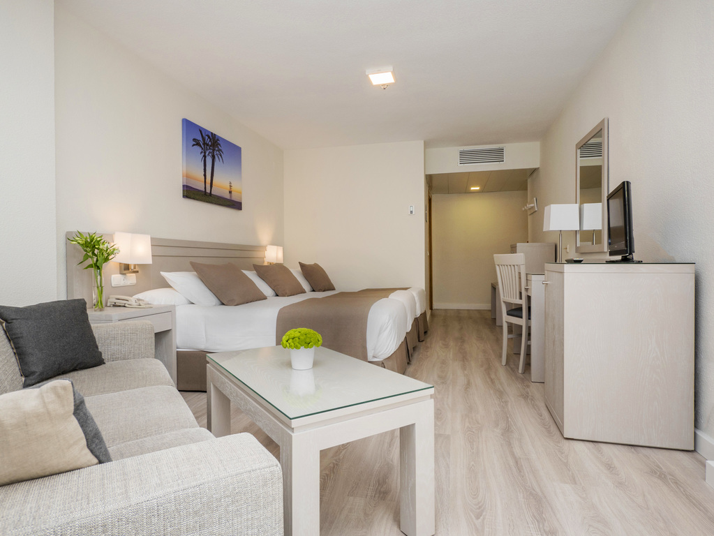 Habitación triple Vista Parcial Mar del hotel Helios Costa Tropical. Foto 1