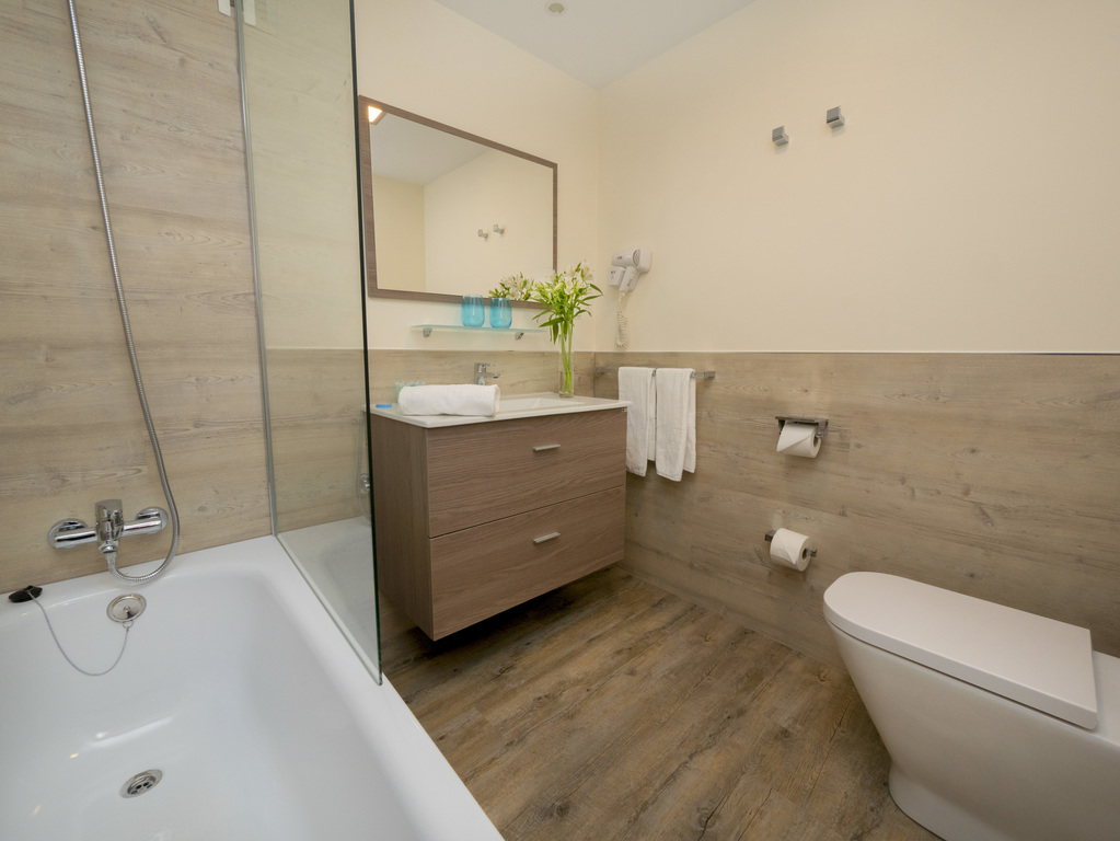 Habitación triple Vista Parcial Mar del hotel Helios Costa Tropical. Foto 3