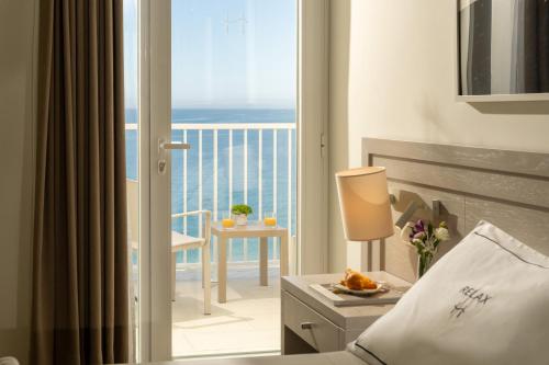 Habitación Panorámica con vistas al mar del hotel Helios Costa Tropical. Foto 8