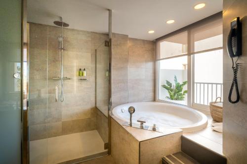 Suite Junior con bañera de hidromasaje del hotel Helios Costa Tropical
