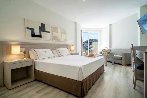 Habitación Doble Supreme con vistas laterales al mar del hotel Helios Costa Tropical. Foto 3