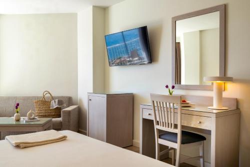 Habitación Doble Supreme con vistas laterales al mar del hotel Helios Costa Tropical. Foto 4