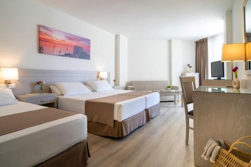Habitación Triple del hotel Helios Costa Tropical. Foto 4