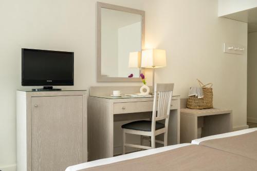 Habitación Triple del hotel Helios Costa Tropical. Foto 5