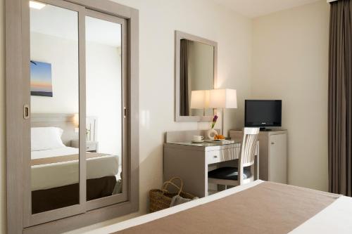 Habitación Doble Clásica - 1 o 2 camas del hotel Helios Costa Tropical. Foto 5