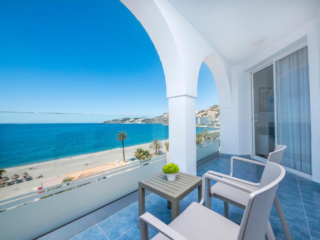 Habitación doble Vista Mar Superior del hotel Helios Costa Tropical. Foto 2