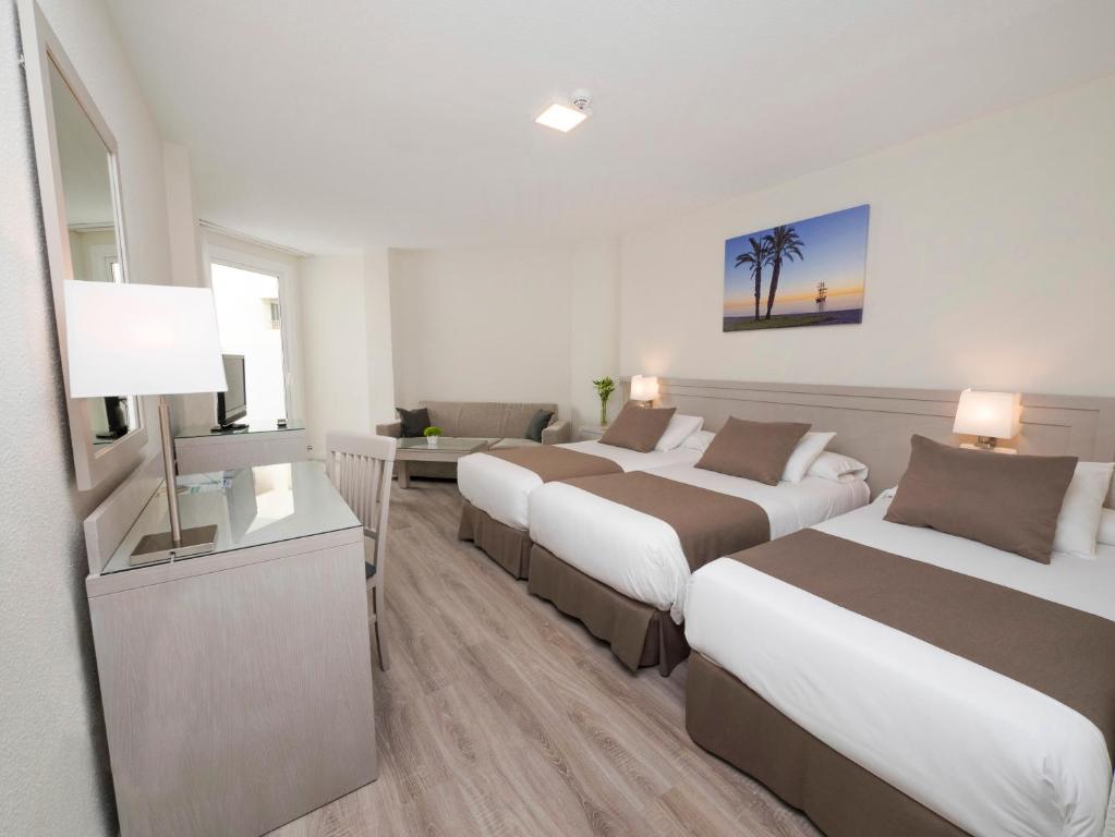 Habitación triple Vista Parcial Mar Superior del hotel Helios Costa Tropical. Foto 1