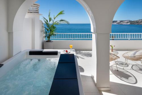 Sala panorámica con vistas al mar y bañera de hidromasaje en la terraza del hotel Helios Costa Tropical. Foto 7