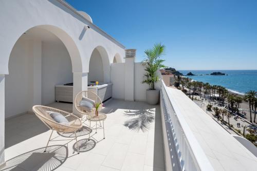 Sala panorámica con vistas al mar y bañera de hidromasaje en la terraza del hotel Helios Costa Tropical. Foto 8