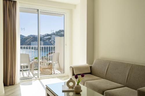 Habitación Doble Estándar con vistas laterales al mar - 2 camas del hotel Helios Costa Tropical. Foto 6