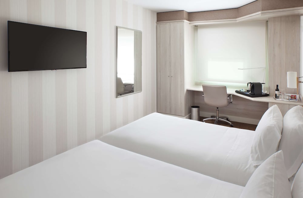 Habitación superior del hotel Nh Madrid Barajas Airport. Foto 1