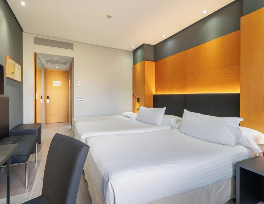Habitación Deluxe doble (Sofa Bed) del hotel Eurostars Puerta Madrid. Foto 1