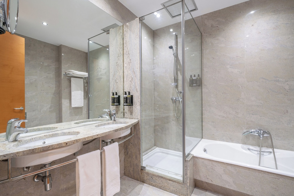 Habitación Deluxe doble (Sofa Bed) del hotel Eurostars Puerta Madrid. Foto 3