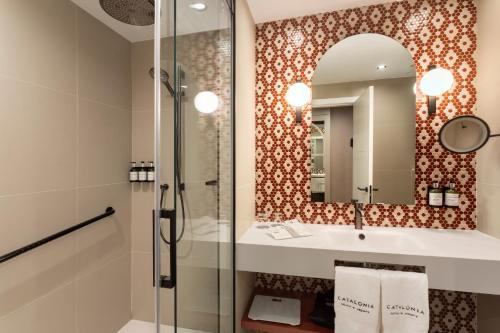Habitación Doble Superior con balcón del hotel Catalonia Plaza España & Spa. Foto 3