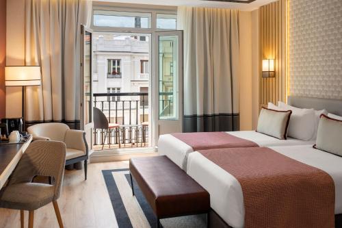 Habitación Doble Superior con balcón del hotel Catalonia Plaza España & Spa. Foto 8