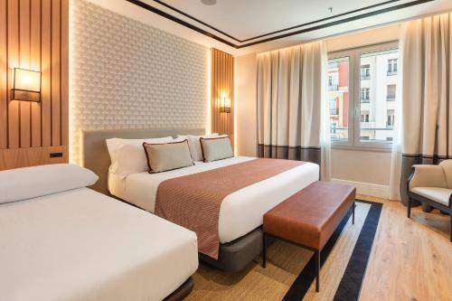 Habitación Triple Superior con vistas a la Gran Vía del hotel Catalonia Plaza España & Spa. Foto 3