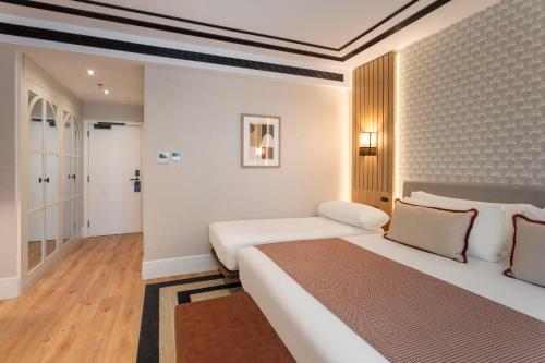 Habitación Triple Superior con vistas a la Gran Vía del hotel Catalonia Plaza España & Spa. Foto 4