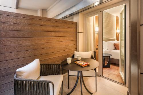 Habitación Doble Superior con patio del hotel Catalonia Plaza España & Spa. Foto 1