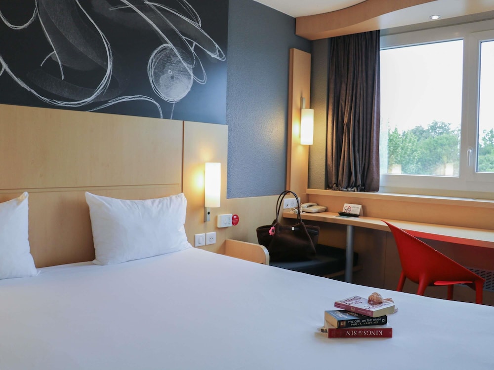 Habitación estándar con una cama doble y una cama individual del hotel Ibis Montpellier Sud. Foto 4