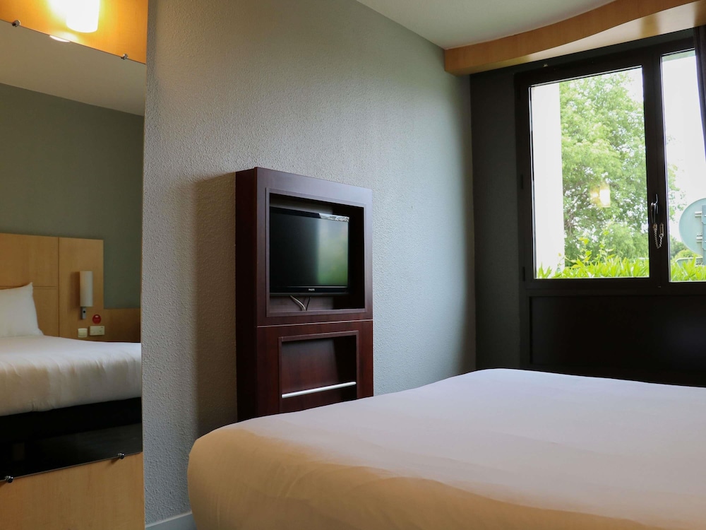 Habitación estándar para personas con movilidad reducida con 1 cama doble del hotel Ibis Montpellier Sud. Foto 7