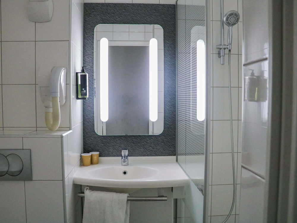 Habitación estándar para personas con movilidad reducida con 1 cama doble del hotel Ibis Montpellier Sud. Foto 9