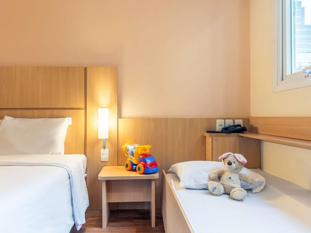 Habitación estándar, varias camas del hotel Ibis Belo Horizonte Afonso Pena. Foto 3