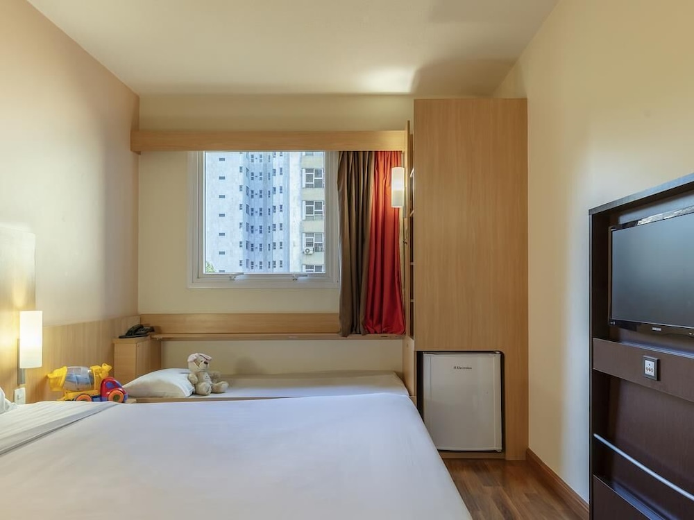 Habitación estándar, varias camas del hotel Ibis Belo Horizonte Afonso Pena. Foto 4