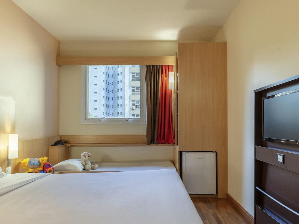 Habitación estándar, varias camas del hotel Ibis Belo Horizonte Afonso Pena. Foto 6
