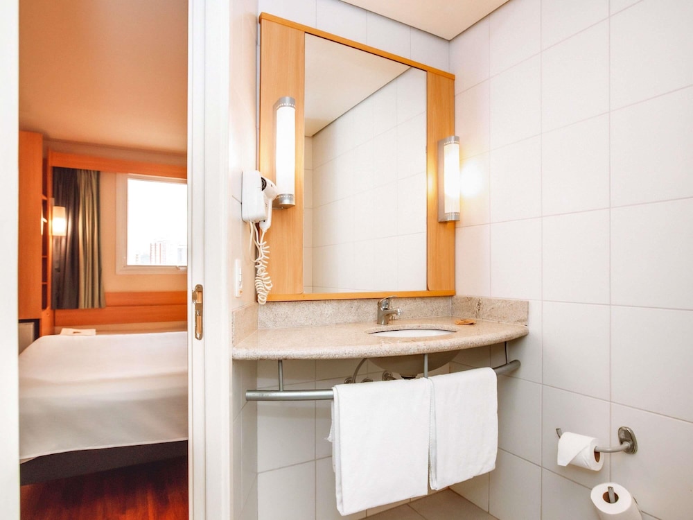 Habitación con una cama doble + una cama supletoria para niño del hotel Ibis Belo Horizonte Liberdade