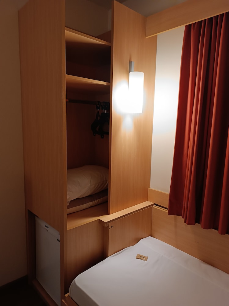 Habitación con una cama doble + una cama supletoria para niño del hotel Ibis Belo Horizonte Liberdade. Foto 1