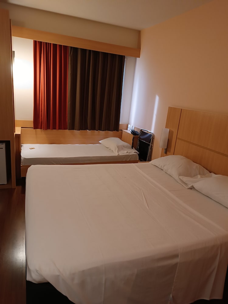 Habitación con una cama doble + una cama supletoria para niño del hotel Ibis Belo Horizonte Liberdade. Foto 2