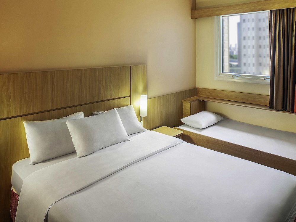 Habitación con una cama doble + una cama supletoria para niño del hotel Ibis Belo Horizonte Liberdade. Foto 4