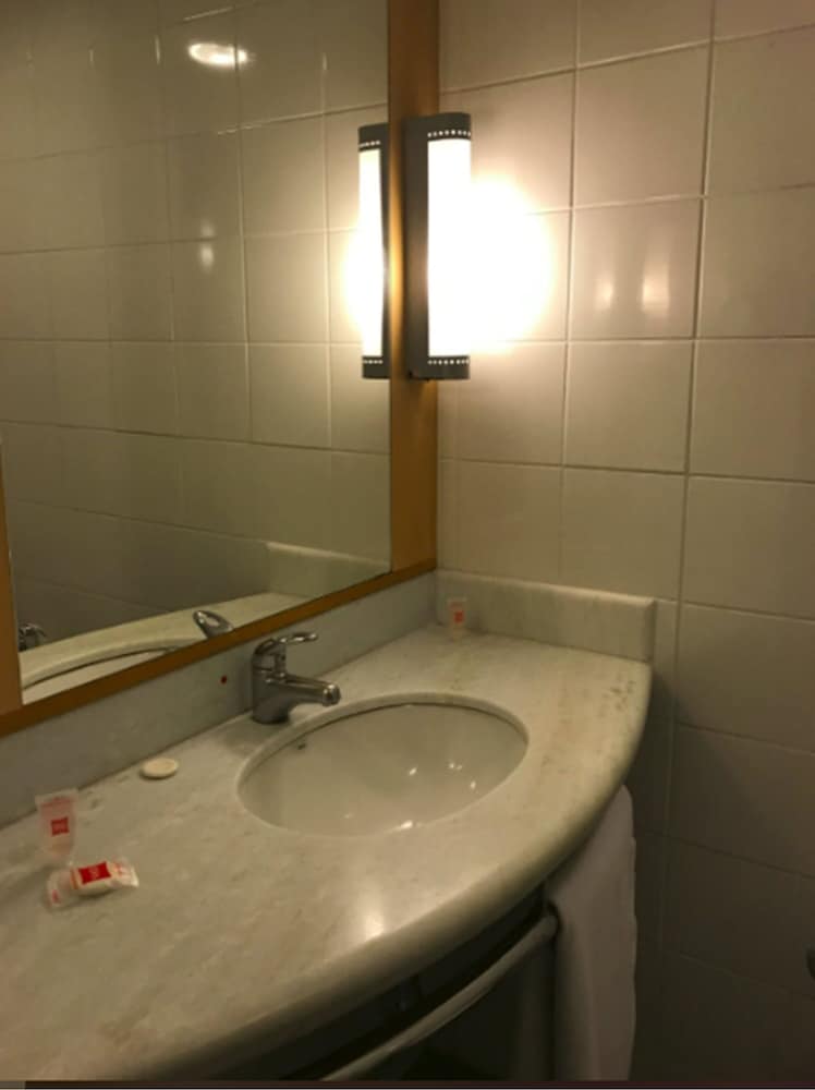Habitación con una cama doble + una cama supletoria para niño del hotel Ibis Belo Horizonte Liberdade. Foto 6
