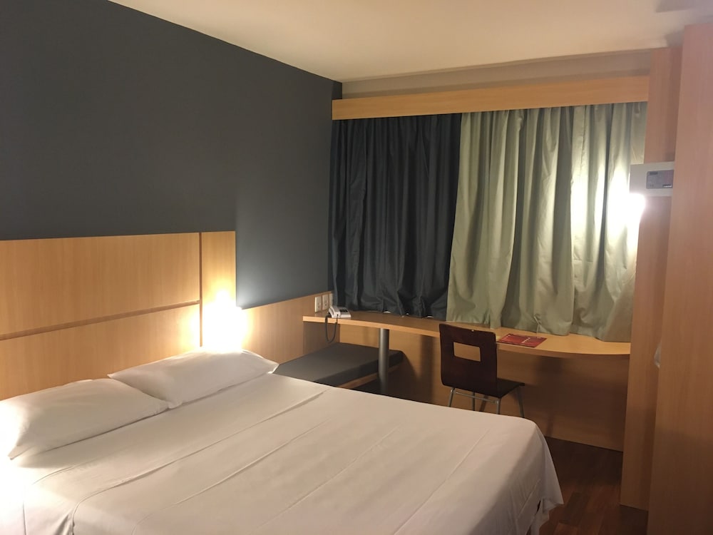 Habitación Standard con una cama doble del hotel Ibis Belo Horizonte Savassi. Foto 2