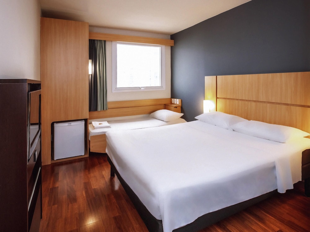 Habitación Standard con una cama doble del hotel Ibis Belo Horizonte Savassi. Foto 6