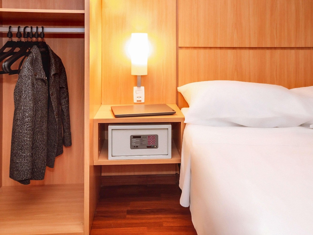 Habitación Standard con una cama doble para huéspedes con limitaciones físicas del hotel Ibis Belo Horizonte Savassi. Foto 3